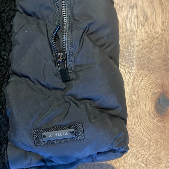Black puffer vest Athleta size Medium - Picture 2 of 4